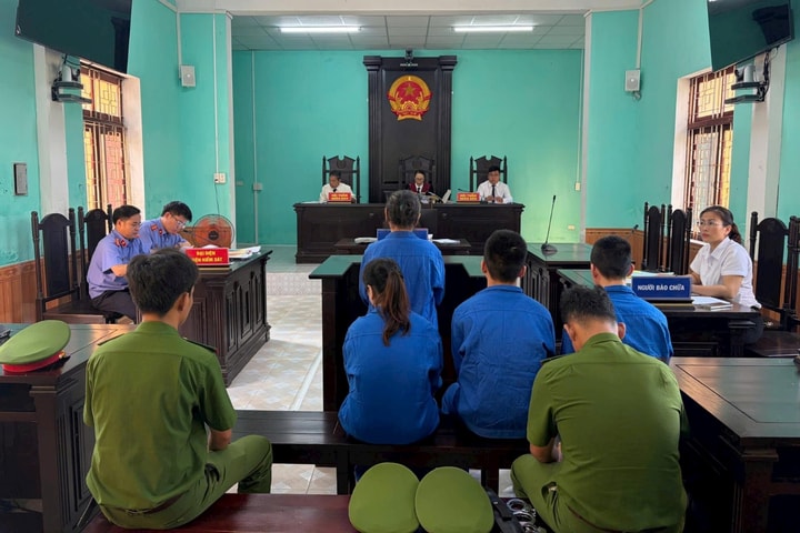 Bà ngoại, con gái, cháu ngoại cùng hầu tòa vì bán ma túy