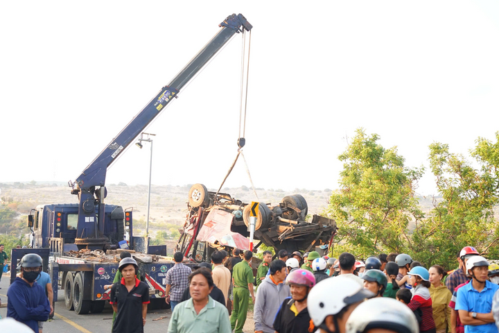 Thông tin mới nhất vụ xe khách lao xuống vực ở Lâm Đồng