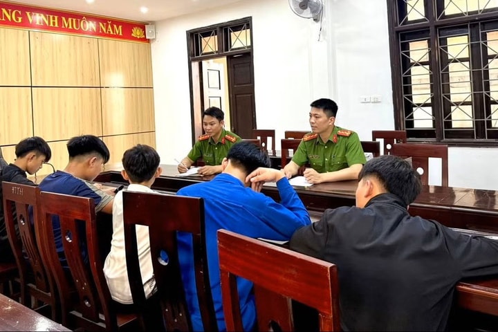Phát hiện nhóm học sinh độ xe điện chạy 100 km/h