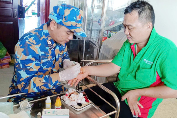 Cứu ngư dân gặp tai nạn trên biển