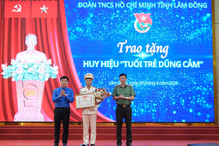 Trao Huy hiệu “Tuổi trẻ dũng cảm” cho Đại úy công an cứu 2 em nhỏ