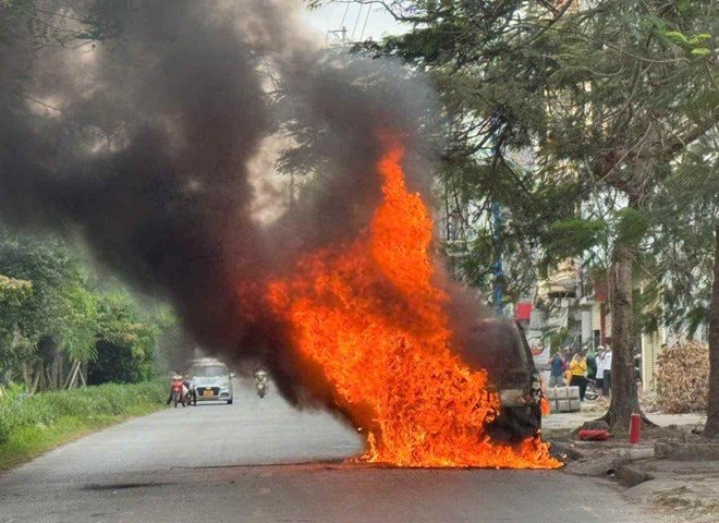Ô tô bất ngờ bốc cháy trên đường ở Hải Phòng