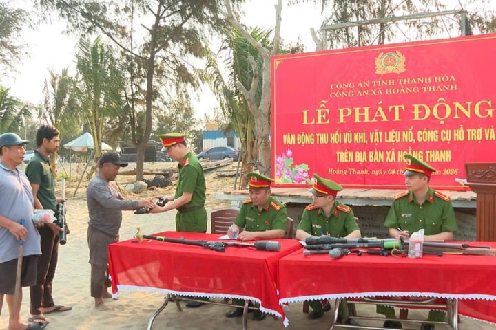 Ngư dân Thanh Hóa giao nộp vũ khí, vật liệu nổ
