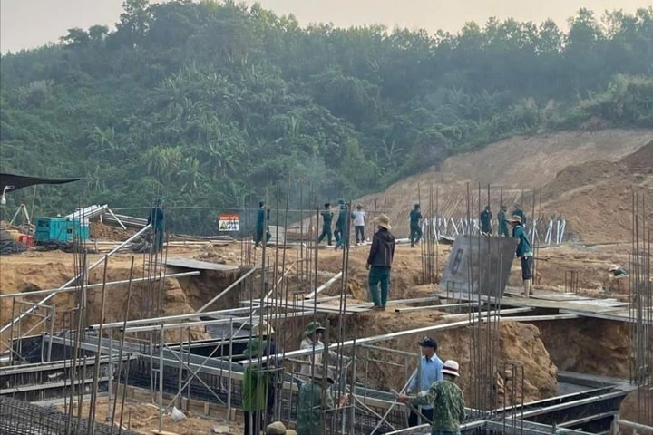Bộ đội Đà Nẵng chung tay xây dựng trường học vùng biên