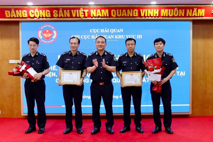 Khen thưởng lực lượng bắt giữ lượng lớn vàng vận chuyển trái phép qua sân bay