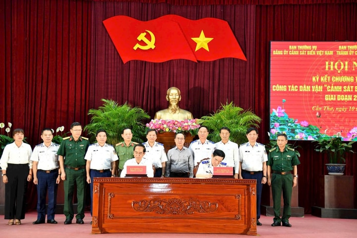 Ký kết chương trình phối hợp công tác dân vận "Cảnh sát biển đồng hành với ngư dân" tại ĐBSCL