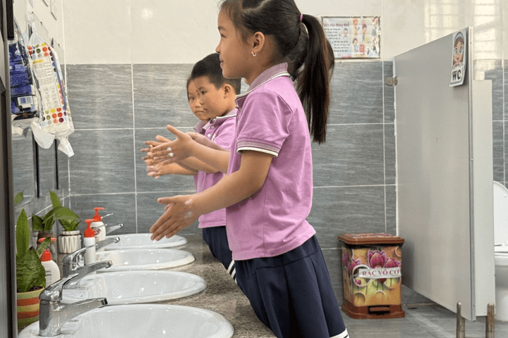 Bệnh tay chân miệng gia tăng, trường học Hà Nội chủ động phòng dịch