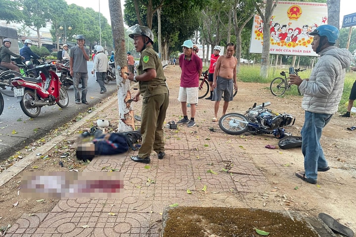 Xe máy chở 3 tông vào cây, 2 người tử vong