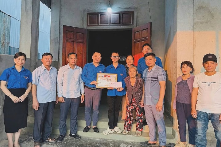 Tuyên dương nam sinh dũng cảm cứu 2 người giữa sóng dữ