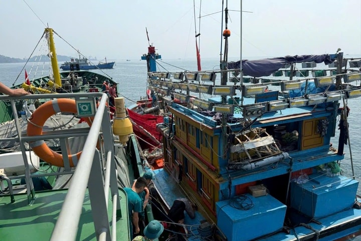 Hải đội Dân quân thường trực kịp thời cứu tàu cá bị nạn trên biển