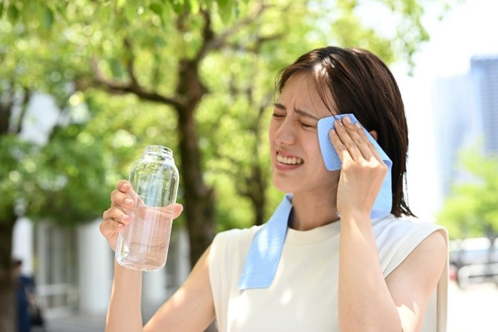 Nắng nóng cực đoan: Uống bao nhiêu nước là đủ để bảo vệ sức khỏe?