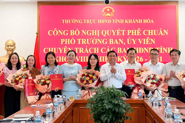 Trao nghị quyết phê chuẩn nhân sự các Ban HĐND tỉnh Khánh Hòa