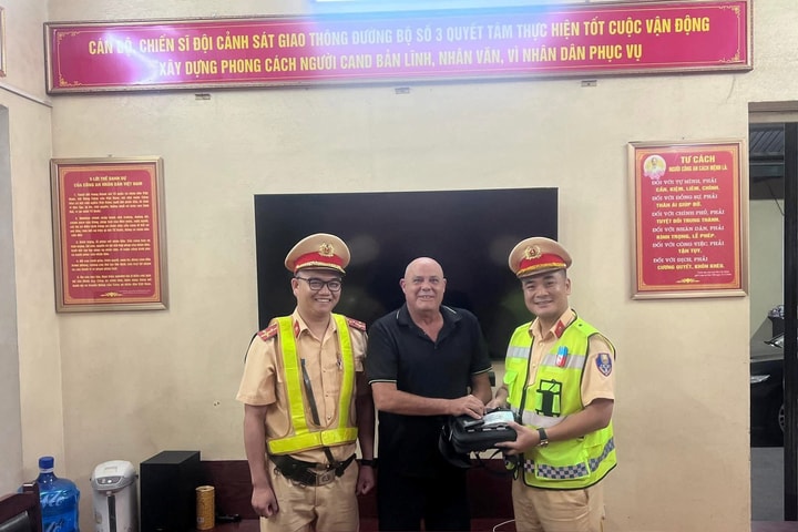 Kịp thời giúp đỡ, trao trả tài sản cho người nước ngoài đánh rơi