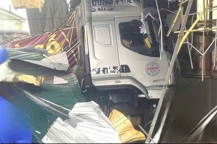 Nghệ An: Xe container mất lái, lao vào nhà dân ven Quốc lộ 1A