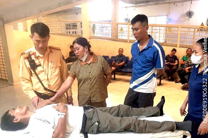 Cảnh sát giao thông cứu sống người đàn ông đột quỵ giữa đường