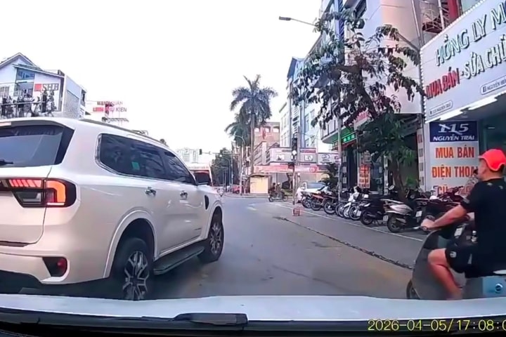 Mượn xe gắn biển số giả đi vượt ẩu, tài xế và chủ xe bị phạt 51 triệu đồng