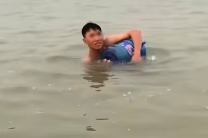 Nam thanh niên không biết bơi vẫn ôm vỏ thùng nước xuống sông Mã tắm