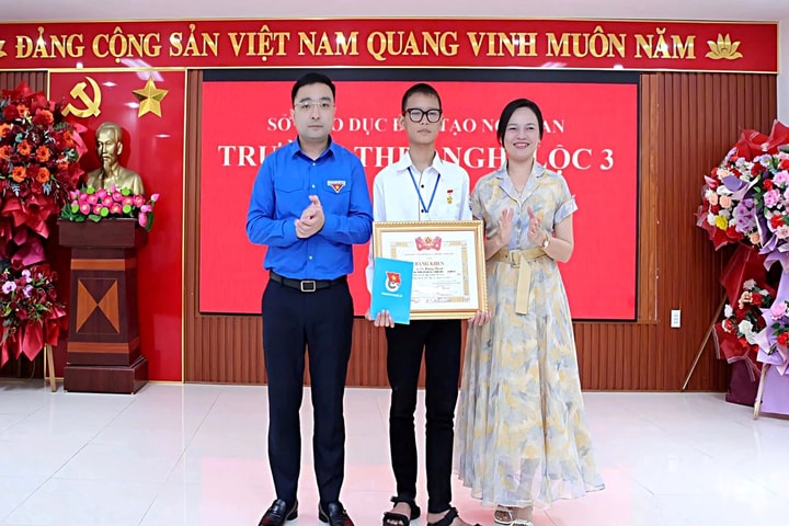 Nghệ An: Trao Huy hiệu “Tuổi trẻ dũng cảm” cho hai học sinh