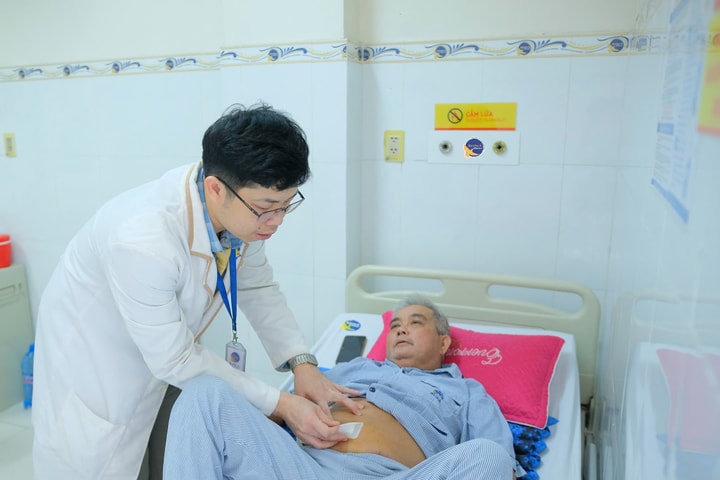 Cứu người đàn ông 55 tuổi vỡ bàng quang, rách trực tràng