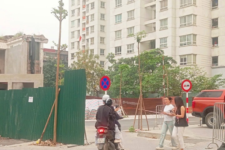 Người dân mong mỏi tuyến đường nối Minh Khai - Lạc Trung sớm được đưa vào sử dụng