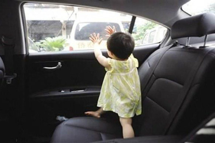 Bé gái hơn 2 tuổi tử vong nghi bị bỏ quên trên ô tô