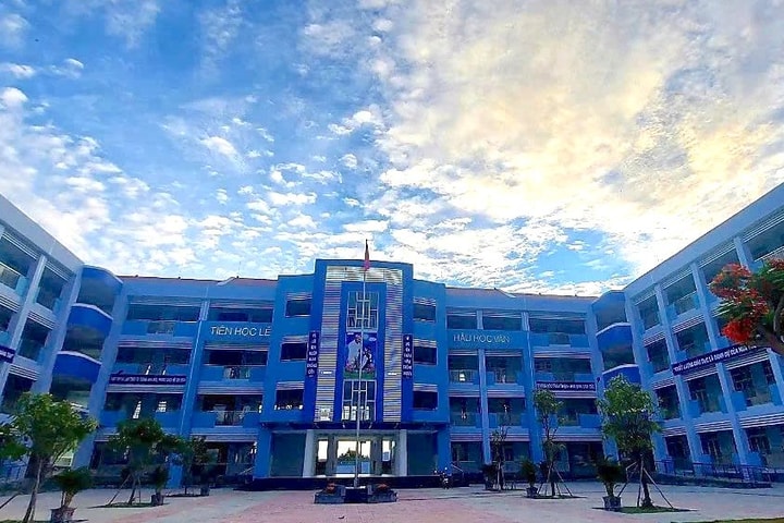 Tạm đình chỉ giáo viên sử dụng kim tiêm phạt học sinh