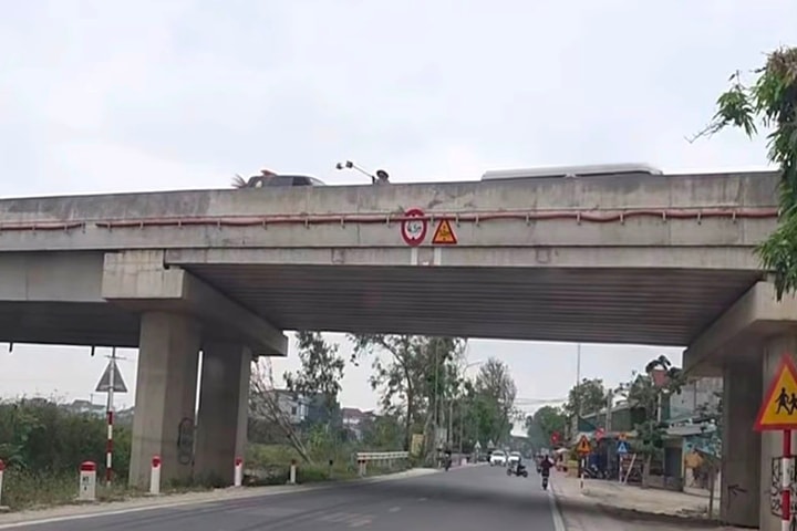 Hất đất từ cầu xuống đường, công nhân bị xử lý