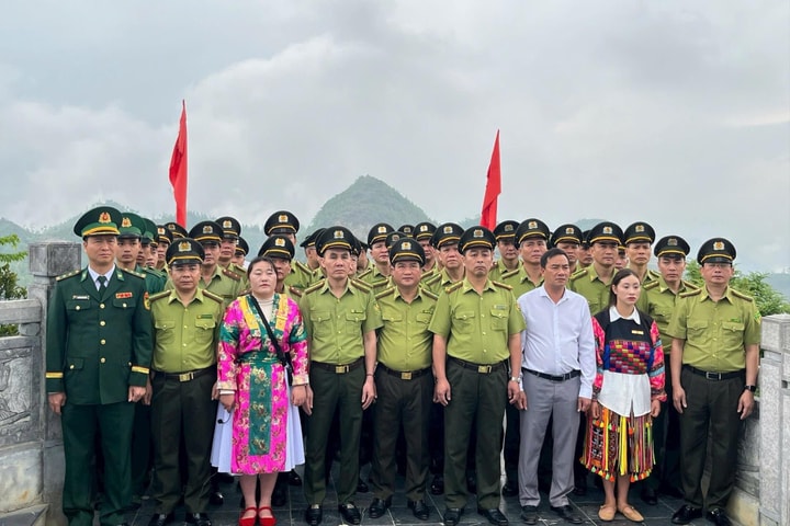 Chi cục Kiểm lâm tỉnh Tuyên Quang tổ chức sinh hoạt chính trị dưới cờ Tổ quốc