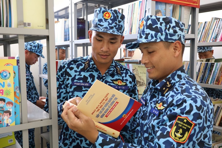 Đọc sách trong lòng biển