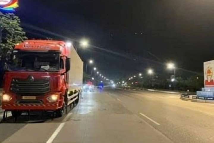 Va chạm xe tải đỗ bên đường, người đi xe máy tử vong
