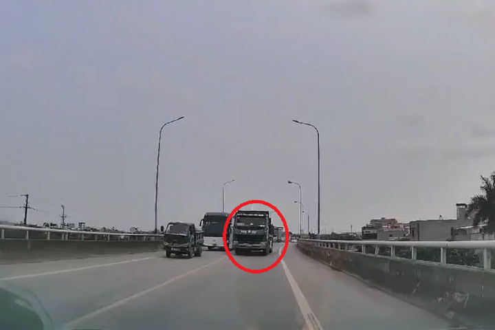 Xử phạt tài xế ô tô vượt ẩu từ phản ánh của người dân