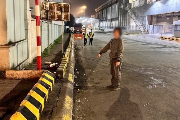 Khởi tố người phụ nữ bán hàng rong la hét, đập phá đồ đạc ở sân bay Nội Bài
