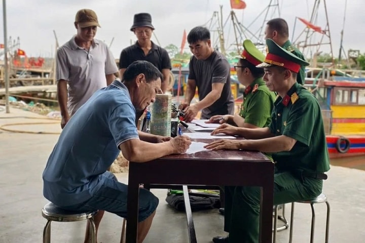 Người dân tự nguyện giao nộp 2 súng tự chế, 55 đầu đạn, vũ khí