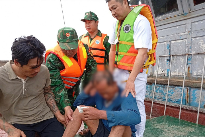Cứu ngư dân bị thương nặng trên vùng biển Bạch Long Vĩ