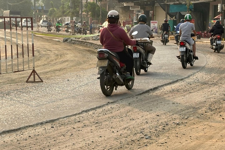 Bụi mù, kẹt xe bủa vây cửa ngõ chợ đầu mối lớn nhất Huế