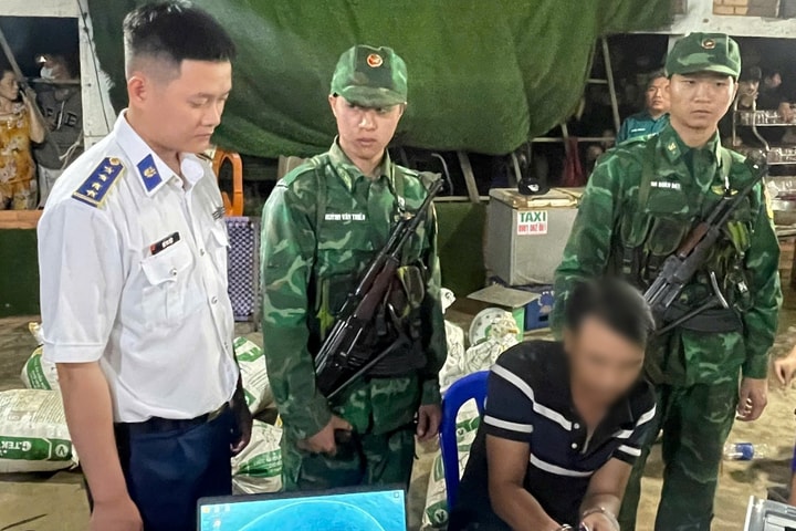 Thu giữ 377kg chất rắn nghi là thuốc nổ