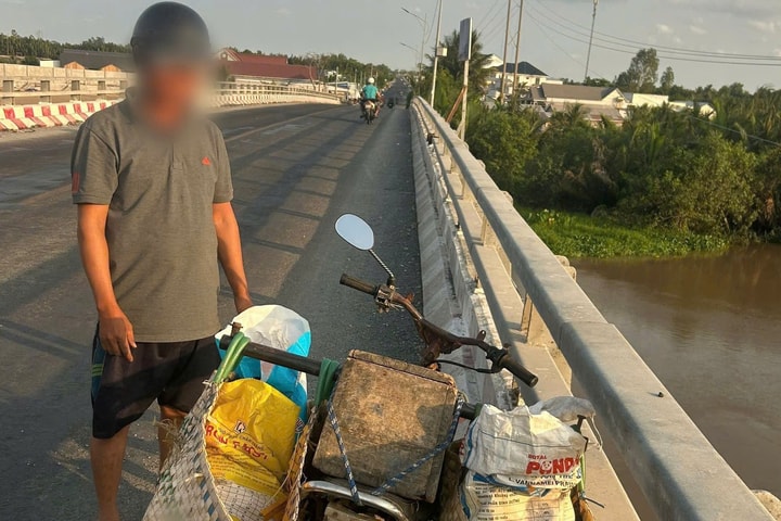 Phát hiện người dân mang bao kính vỡ vứt xuống sông