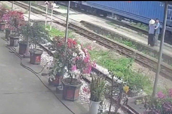 Công nhân đường sắt dũng cảm cứu cụ bà khỏi đường ray trong gang tấc