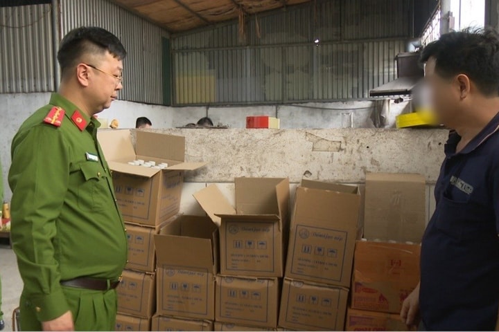 Bắt khẩn cấp vụ sản xuất hơn 800 lít dấm giả từ axit công nghiệp