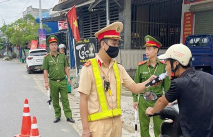 Ra quân khép kín, xử lý mạnh tay vi phạm giao thông