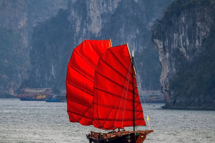 Tạm hoãn khai trương tour thuyền buồm ba vách trên Vịnh Hạ Long