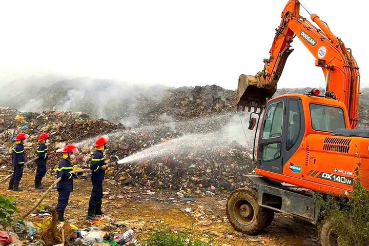 Cháy dai dẳng tại bãi rác, người dân ngột ngạt vì ô nhiễm