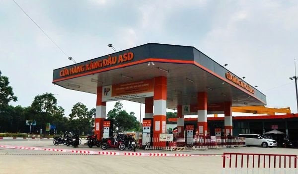 Bé gái 2 tuổi bị xe ô tô cán tử vong tại cây xăng