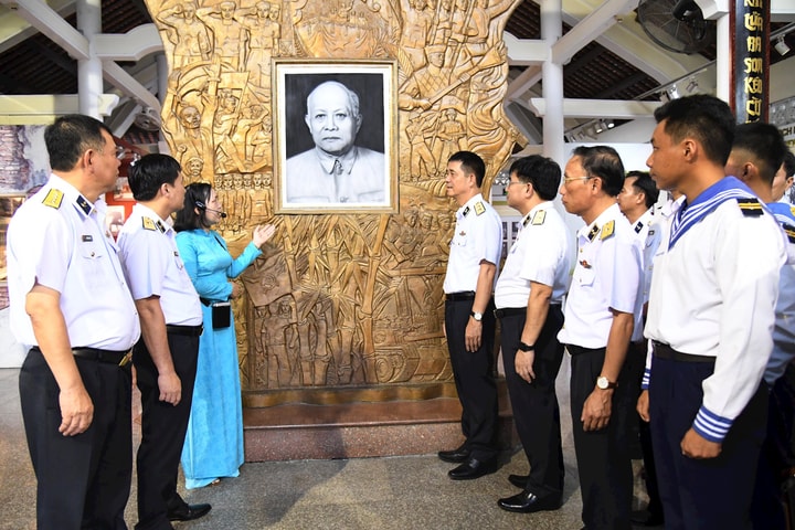Quân chủng Hải quân dâng hương tại Khu lưu niệm Chủ tịch Tôn Đức Thắng
