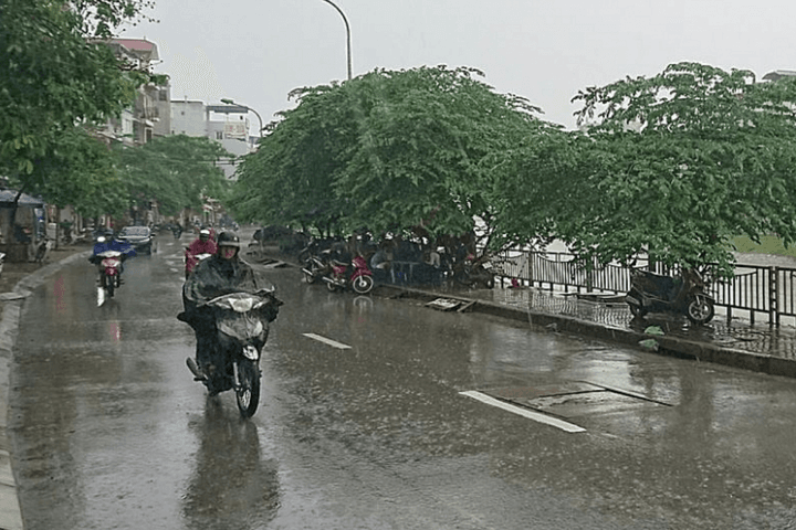 Nghỉ lễ 30/4: Mưa dông diện rộng, biển cảnh báo nguy hiểm