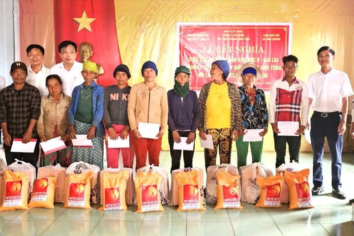 TAND khu vực 9 - Gia Lai và Công ty Thủy điện Hoàng Anh Tôna kết nghĩa với làng Đăk Bêt, xã Kon Chiêng
