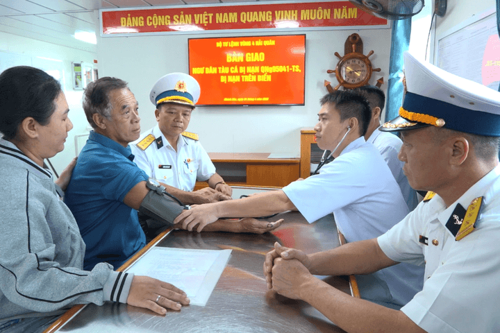 Kịp thời cứu ngư dân nghi đột quỵ trên biển