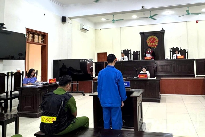 Em trai dùng kéo đâm anh ruột