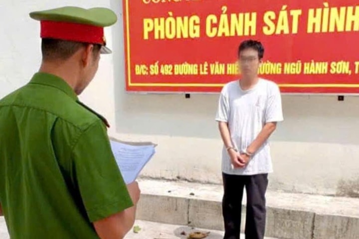 Dùng clip nhạy cảm đe dọa, cưỡng dâm người yêu cũ