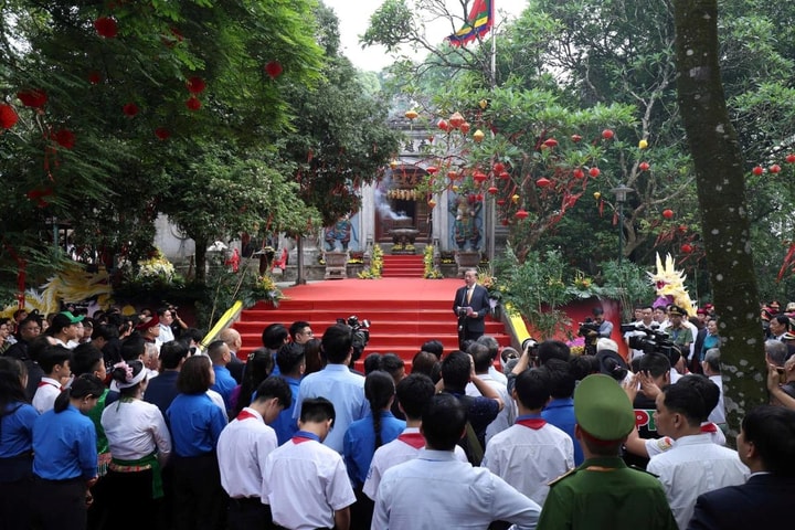Tổng Bí thư, Chủ tịch nước Tô Lâm gặp gỡ, trò chuyện với bà con tại Đền Hùng